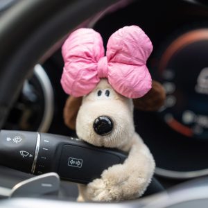 Pequenos enfeites para o carro, cãozinho de peluche com cabeça fofa, artigos de decoração sentimentais para o interior do carro.